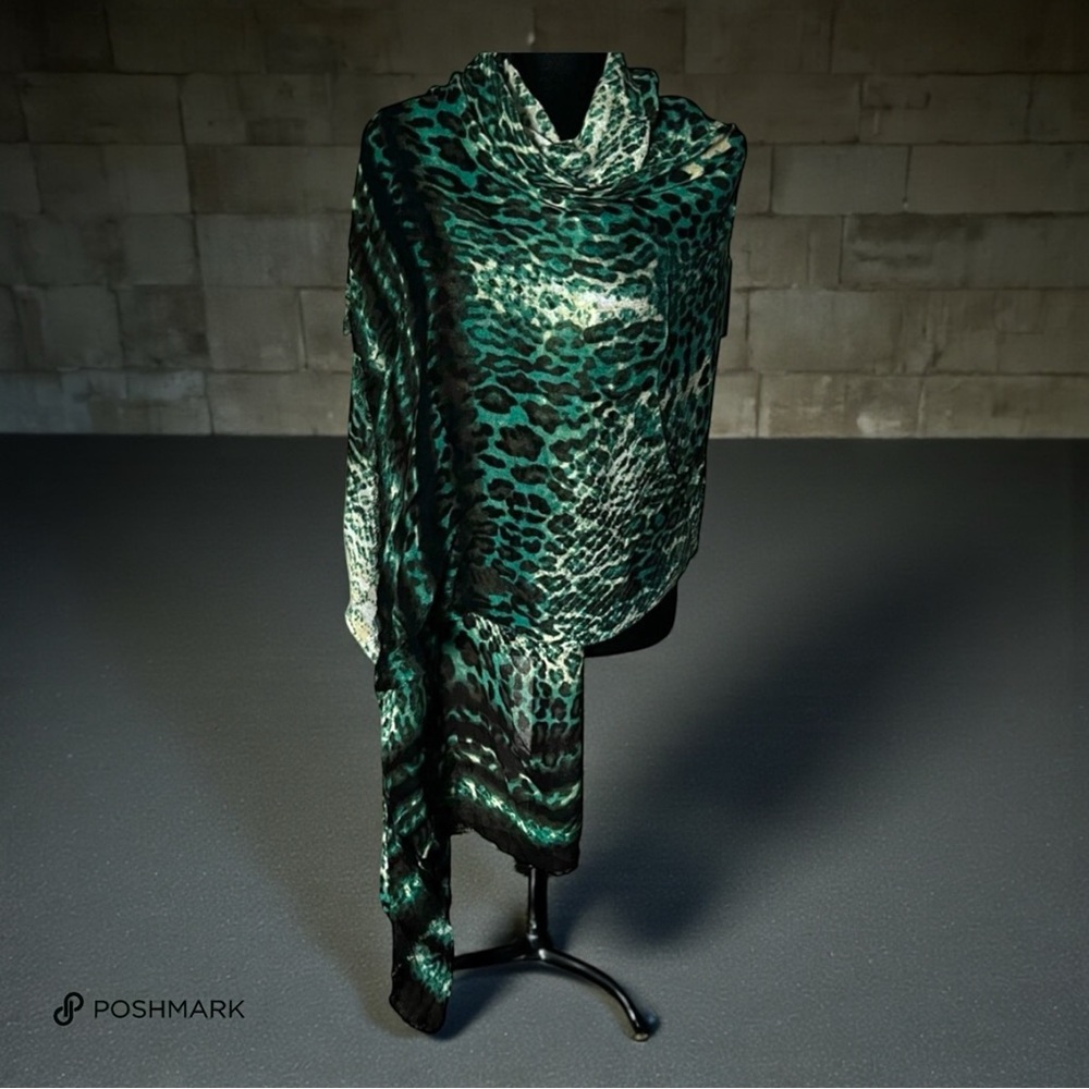 💖 Cynthia Rowley Green & Black Lightweight Scarf/Shawl 💖